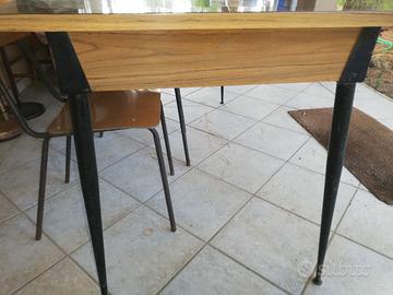 Tavolo rettangolare con cassetto