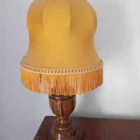 lampada con piedistallo in noce con telo giallo