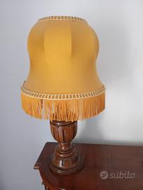 lampada con piedistallo in noce con telo giallo