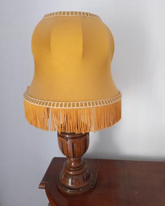 lampada con piedistallo in noce con telo giallo