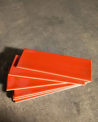 Piastrelle 10x30 rosso aragosta e nere