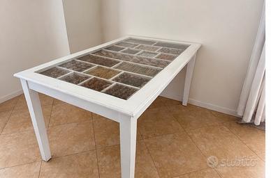 Tavolo con piano in vetro inserti naturali