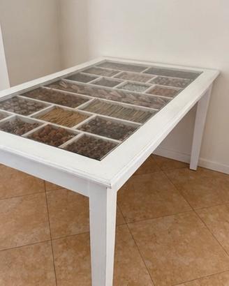 Tavolo con piano in vetro inserti naturali
