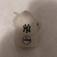 Cappello marca new era beige e nero