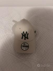 Cappello marca new era beige e nero