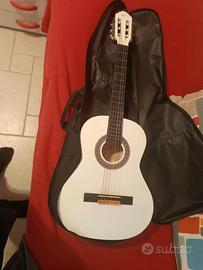 chitarra bianca acustica 