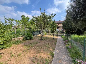 VILLA A SCHIERA CENTRALE A BRESCIA