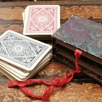 Mazzi di carte vintage con scatolina antica