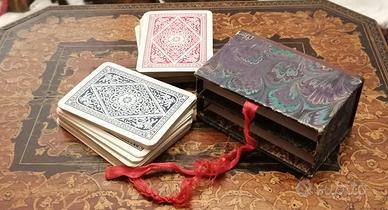 Mazzi di carte vintage con scatolina antica