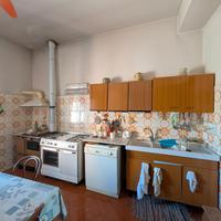 Cucina contemporanea con elettrodomestici