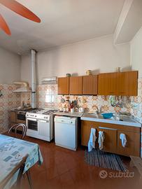 Cucina contemporanea con elettrodomestici