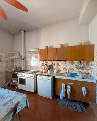 Cucina contemporanea con elettrodomestici