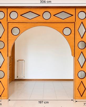 Divisorio decorativo in legno con specchi e arco