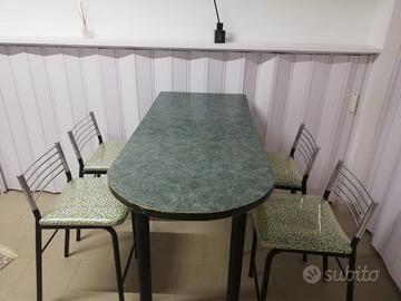 Tavolo con sedie