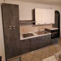 Cucina con elettrodomestici