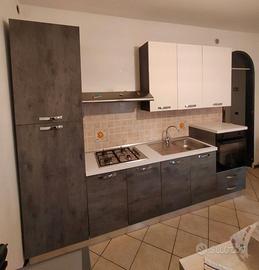 Cucina con elettrodomestici