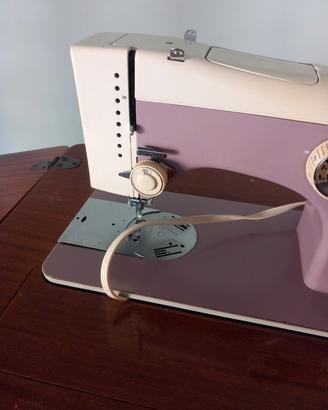 Macchina da cucire vintage Necchi con mobiletto or