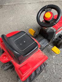 Trattore giocattolo a pedali