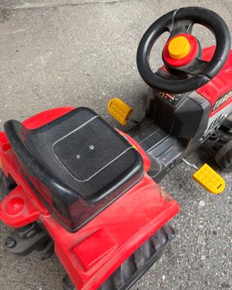 Trattore giocattolo a pedali