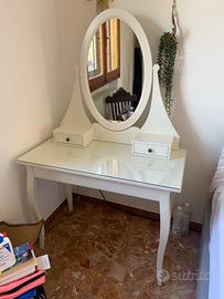 Mobile Ikea specchiera toilette