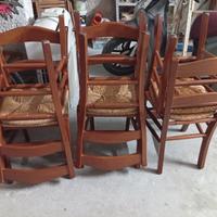 Sedie in legno massello impagliate.
