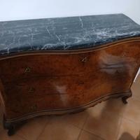 Comò Bombato in Radica e Marmo – Elegante Stile Cl
