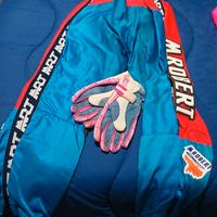 pantaloni e guanti di M Robert 