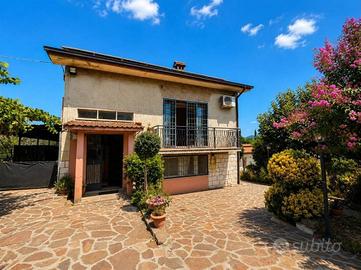 Villa di 300 m² con più di 5 locali a Colonna