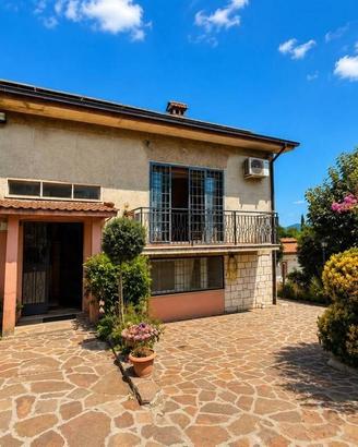 Villa di 300 m² con più di 5 locali a Colonna