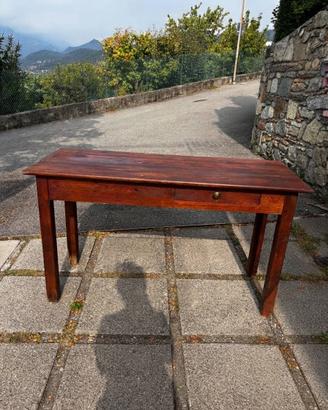 Scrivania in legno in stile arte povera