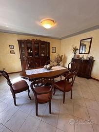 Tavolo con sedie in legno