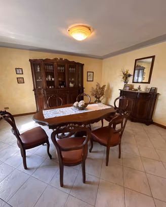 Tavolo con sedie in legno