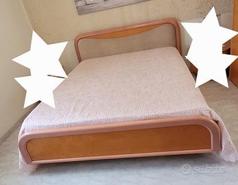 Letto matrimoniale in legno massello + tappeto