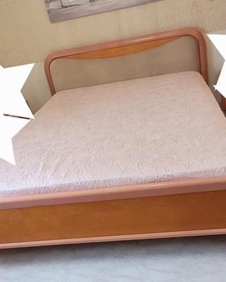 Letto matrimoniale in legno massello + tappeto