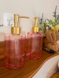 Set da 2 Dispenser in vetro rosa con pompa dorata