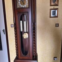 elegante orologio a pendolo