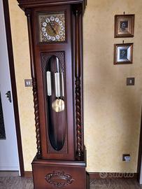 elegante orologio a pendolo