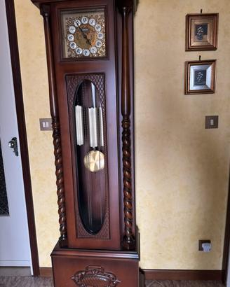 elegante orologio a pendolo