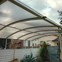 Tettoia per posto auto con telaio e rivestimento 