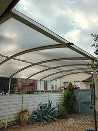 Tettoia per posto auto con telaio e rivestimento 