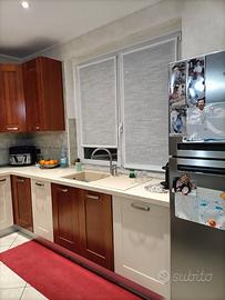 Cucina con elettrodomestici