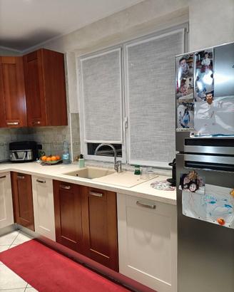 Cucina con elettrodomestici