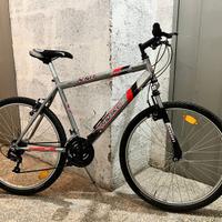 Bicicletta MTB con pneumatici da 26 pollici