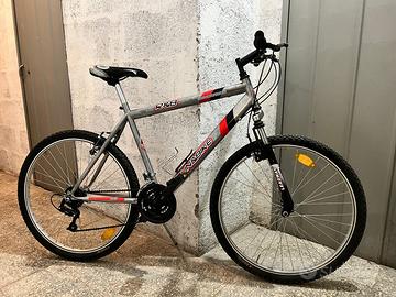 Bicicletta MTB con pneumatici da 26 pollici