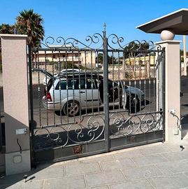 cancello a 2 ante più pedonale in ferro battuto