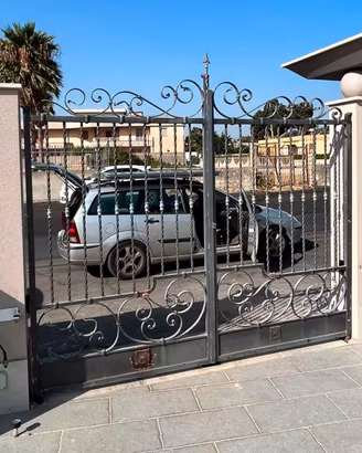 cancello a 2 ante più pedonale in ferro battuto