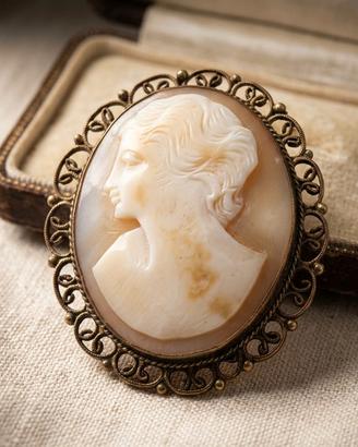 Cammeo elegante con spilla e gancio pendente