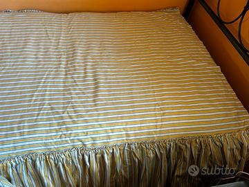 Copriletto a righe con volant letto singolo