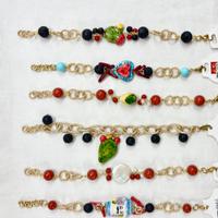 Blocco di 20 bracciali in pietre dure e ceramica