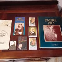 libro e santini di Padre Pio da Pietralcina